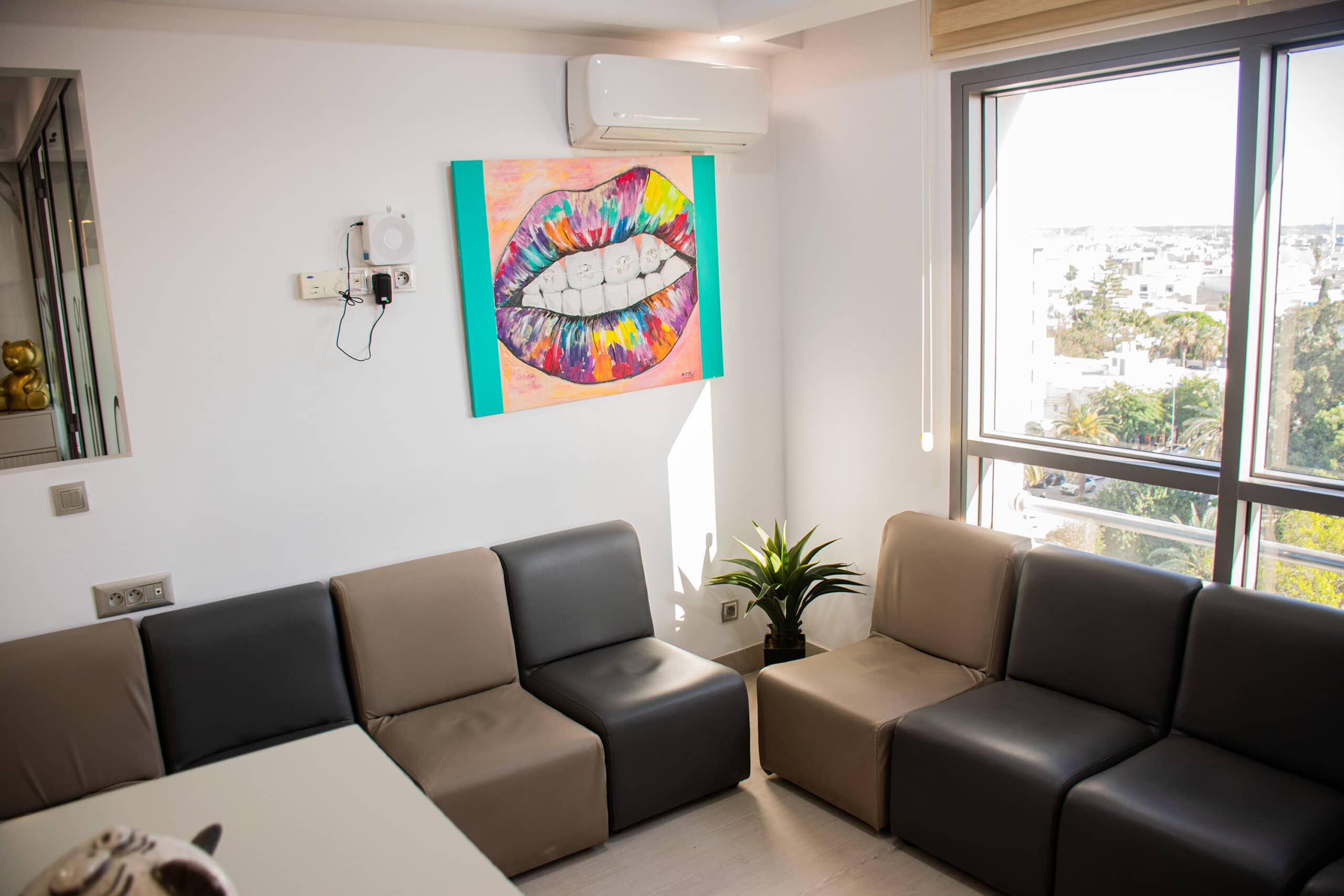 Salle d’attente lumineuse avec vue sur Nabeul