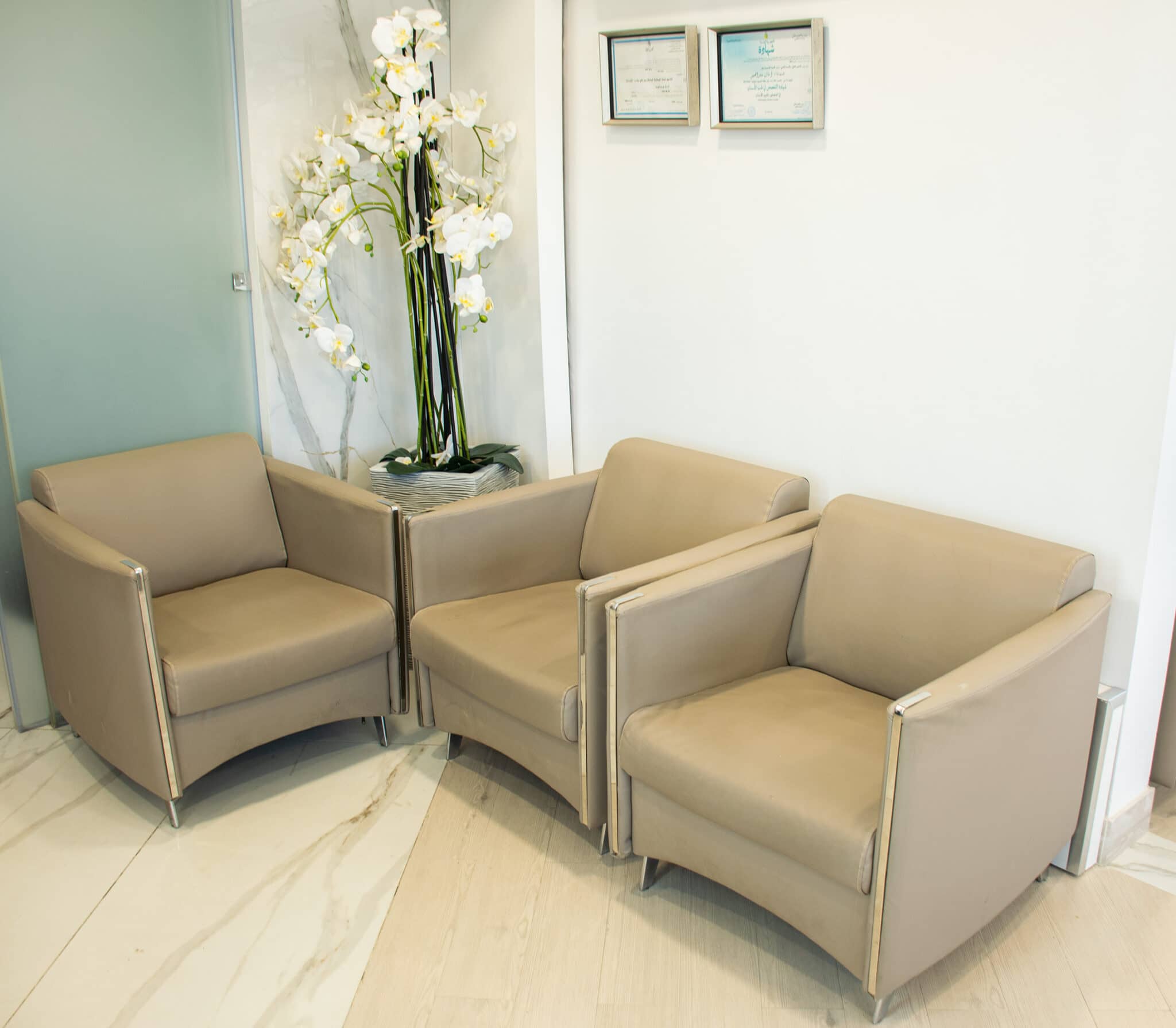 Fauteuils de la salle d’attente et composition d’orchidées