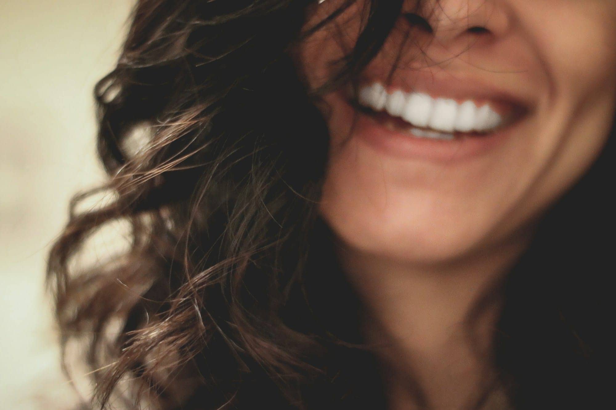 Femme au sourire lumineux
