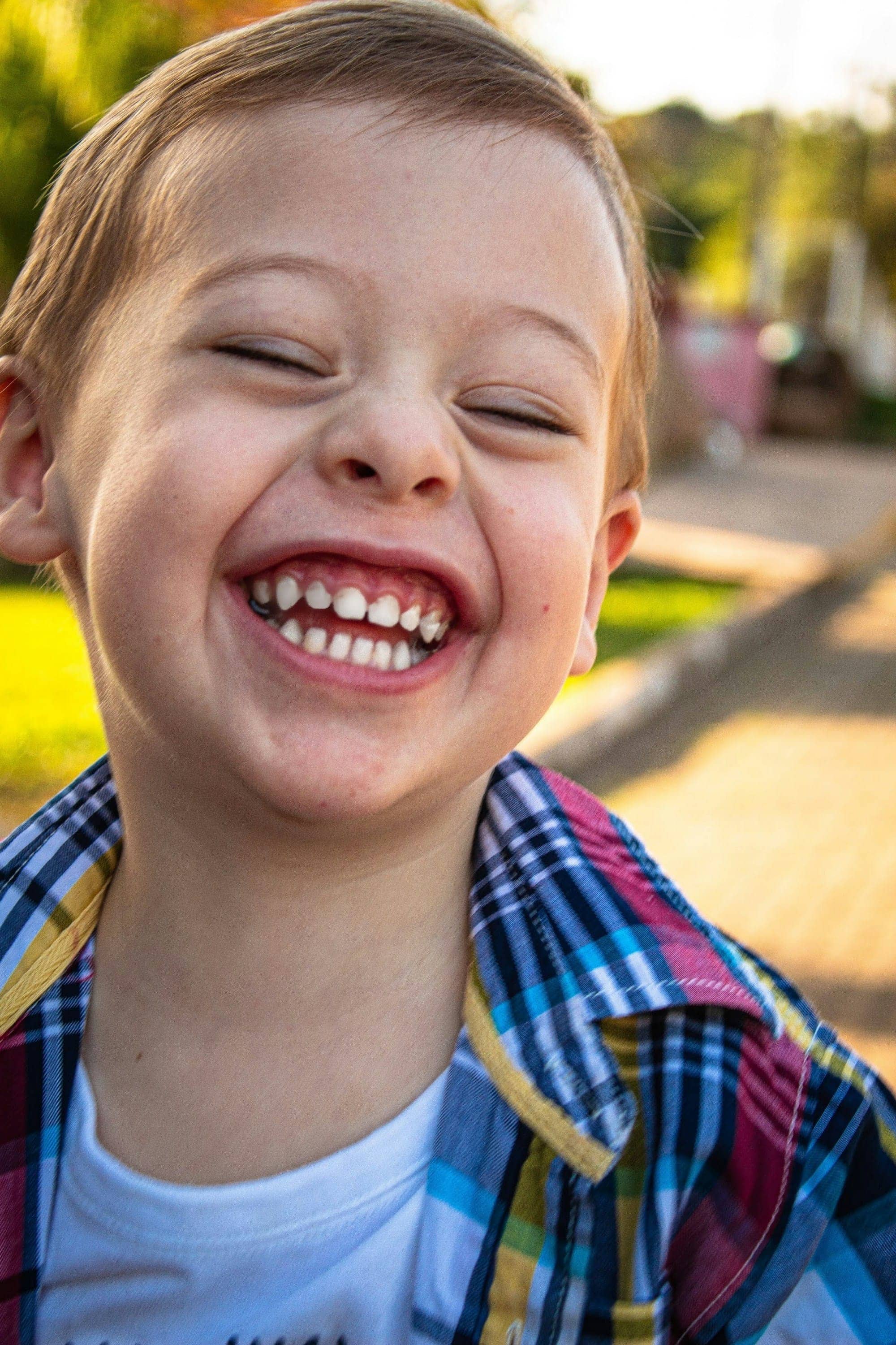 Enfant qui rit aux éclats